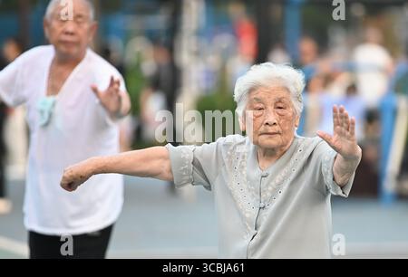 Peking, Chinas Provinz Shandong. August 2025. Senioren üben Tai Chi in einem Park in der Stadt Tengzhou, ostchinesische Provinz Shandong, 8. August 2025. Da das Land diesen Freitag den nationalen Fitness-Tag begeht, ein Erbe der Olympischen Spiele 2008 in Peking, nehmen immer mehr Menschen einen aktiven Lebensstil auf. Quelle: Li Zhijun/Xinhua/Alamy Live News Stockfoto