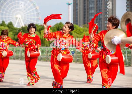 Peking, Chinas Provinz Jiangsu. August 2025. Amateure üben Hüfttrommel in einem Park in der Stadt Nantong in der ostchinesischen Provinz Jiangsu, 8. August 2025. Da das Land diesen Freitag den nationalen Fitness-Tag begeht, ein Erbe der Olympischen Spiele 2008 in Peking, nehmen immer mehr Menschen einen aktiven Lebensstil auf. Quelle: Zhai Huiyong/Xinhua/Alamy Live News Stockfoto
