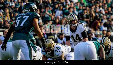 Januar 2023, Philadelphia, PA, USA: 1. Januar 2023: der Quarterback der New Orleans Saints Andy Dalton (14) ruft ein Spiel zwischen den New Orleans Saints und den Philadelphia Eagles im Lincoln Financial Field in Philadelphia auf. Scott Serio/Cal Sport Media (Foto: © Scott Serio/CSM via ZUMA Press Wire) Stockfoto