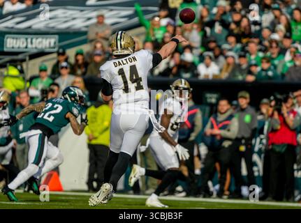 Januar 2023, Philadelphia, PA, USA: 1. Januar 2023: Andy Dalton (14), Quarterback der New Orleans Saints, wirft einen Pass während des NFL-Fußballspiels zwischen den New Orleans Saints und den Philadelphia Eagles im Lincoln Financial Field in Philadelphia, Pennsylvania. Scott Serio/Cal Sport Media (Foto: © Scott Serio/CSM via ZUMA Press Wire) Stockfoto