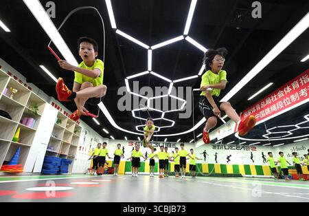 Peking, chinesische Provinz Hebei. August 2025. Kinder üben Seilspringen in einem Trainingszentrum im Bezirk Chang'an der Stadt Shijiazhuang, nordchinesische Provinz Hebei, 8. August 2025. Da das Land diesen Freitag den nationalen Fitness-Tag begeht, ein Erbe der Olympischen Spiele 2008 in Peking, nehmen immer mehr Menschen einen aktiven Lebensstil auf. Quelle: Chen Qibao/Xinhua/Alamy Live News Stockfoto