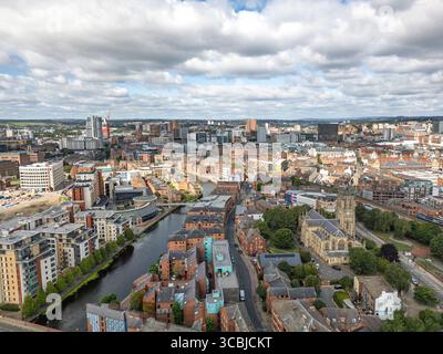 Drohnenaufnahme des Leeds City Centre, von oberhalb des River Aire an der Crown Point Bridge in West Yorkshire aus gesehen Stockfoto