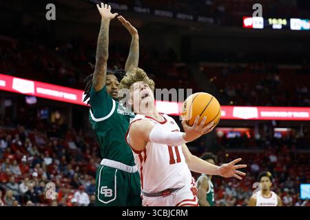 15. November 2022: Max Klesmit (11), der Wächter der Wisconsin Badgers, nimmt im Kohl Center in Madison (WI) einen umgekehrten Layup während des NCAA-Basketballspiels zwischen den Green Bay Phoenix und den Wisconsin Badgers. Darren Lee/CSM (Bild: © Darren Lee/CSM via ZUMA Press Wire) Stockfoto