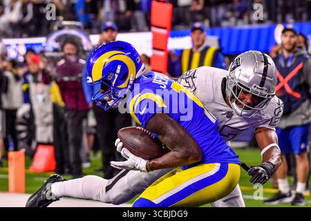 Dezember 2022 Inglewood, CA.Los Angeles Rams Wide Receiver Van Jefferson #12 macht den Fang für den Go Ahead Touchdown als Las Vegas Raiders Cornerback Sam Webb #27 in Aktion im vierten Quartal während des NFL-Fußballspiels gegen die Las Vegas Raiders. Pflichtfoto: Louis Lopez/Cal Sport Media (Credit Image: © Louis Lopez/CSM via ZUMA Press Wire) Stockfoto