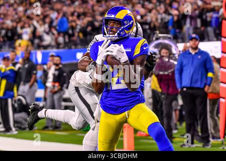 Dezember 2022 Inglewood, CA.Los Angeles Rams Wide Receiver Van Jefferson #12 macht den Fang für den Go Ahead Touchdown als Las Vegas Raiders Cornerback Sam Webb #27 in Aktion im vierten Quartal während des NFL-Fußballspiels gegen die Las Vegas Raiders. Pflichtfoto: Louis Lopez/Cal Sport Media (Credit Image: © Louis Lopez/CSM via ZUMA Press Wire) Stockfoto