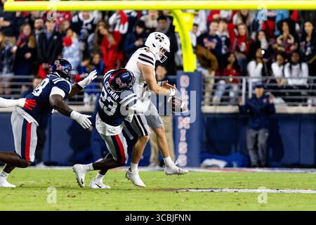 24. November 2022, Oxford, Mississippi, USA: Der Bulldogs-Quarterback WILL ROGERS wird von Ole Miss Defender KHARI COLEMAN während des 109. Egg Bowl im Vaught Hemingway Stadium in Oxford, Mississippi, zum Fumble gezwungen. (Kreditbild: © Hunter D. Cone/ZUMA Press Wire) Stockfoto