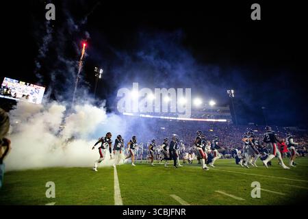 24. November 2022, Oxford, Mississippi, USA: Die Rebellen erobern das Feld für den 109. Jährlichen Egg Bowl im Vaught Hemingway Stadium in Oxford, Mississippi. (Kreditbild: © Hunter D. Cone/ZUMA Press Wire) Stockfoto