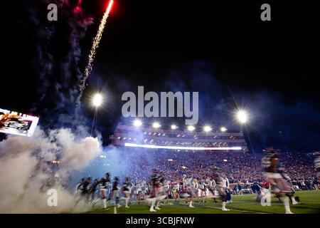 24. November 2022, Oxford, Mississippi, USA: Die Rebellen erobern das Feld für den 109. Jährlichen Egg Bowl im Vaught Hemingway Stadium in Oxford, Mississippi. (Kreditbild: © Hunter D. Cone/ZUMA Press Wire) Stockfoto