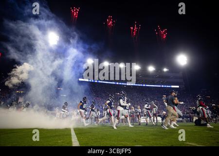 24. November 2022, Oxford, Mississippi, USA: Die Rebellen erobern das Feld für den 109. Jährlichen Egg Bowl im Vaught Hemingway Stadium in Oxford, Mississippi. (Kreditbild: © Hunter D. Cone/ZUMA Press Wire) Stockfoto