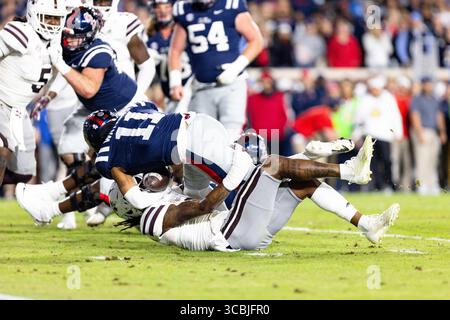 24. November 2022, Oxford, Mississippi, USA: OLE Miss Wide Receiver JORDAN WATKINS wird während des 109. Jährlichen Egg Bowl im Vaught Hemingway Stadium in Oxford von einem Mississippi State Bulldog Verteidiger abgehalten. (Kreditbild: © Hunter D. Cone/ZUMA Press Wire) Stockfoto