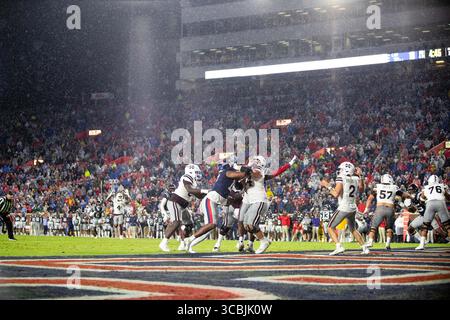 24. November 2022, Oxford, Mississippi, USA: Bulldogs Quarterback #2 WILL ROGERS fällt im letzten Viertel des 109. Egg Bowl im Vaught Hemingway Stadium in Oxford, Mississippi, zurück. (Kreditbild: © Hunter D. Cone/ZUMA Press Wire) Stockfoto