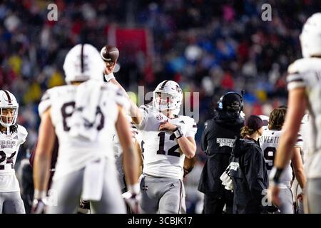 24. November 2022, Oxford, Mississippi, USA: Mississippi Bulldogs Quarterback SAWYER ROBERTSON wärmt sich während eines TV-Timeouts während des 109. Egg Bowl im Vaught Hemingway Stadium in Oxford auf. (Kreditbild: © Hunter D. Cone/ZUMA Press Wire) Stockfoto
