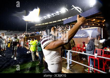 24. November 2022, Oxford, Mississippi, USA: Mississippi State Linebacker TYRUS WHEAT raucht eine Siegeszigarre, nachdem er die Rebellen im 109. Jährlichen Egg Bowl im Vaught Hemingway Stadium in Oxford, Mississippi mit 24 zu 22 besiegt hatte. (Kreditbild: © Hunter D. Cone/ZUMA Press Wire) Stockfoto