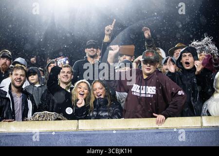 24. November 2022, Oxford, Mississippi, USA: Mississippi State Fans, die nach dem 24:22-Sieg gegen die Rebellen im 109. Jährlichen Egg Bowl-Apell zurückblieben, als die Bulldogs das Feld im Vaught Hemingway Stadium in Oxford, Mississippi verlassen. (Kreditbild: © Hunter D. Cone/ZUMA Press Wire) Stockfoto