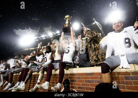 24. November 2022, Oxford, Mississippi, USA: Mississippi State Football-Spieler treffen sich und feiern mit den wenigen Mississippi State Fans, die nach dem 24:22-Sieg gegen die Rebellen im 109. Jährlichen Egg Bowl im Vaught Hemingway Stadium in Oxford, Mississippi, zurückblieben. (Kreditbild: © Hunter D. Cone/ZUMA Press Wire) Stockfoto