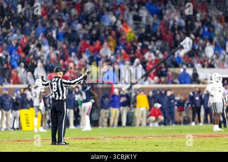 24. November 2022, Oxford, Mississippi, USA: Ein SEC-Schiedsrichter markiert den Rückstand für das nächste Spiel während des 109. Jährlichen Egg Bowl im Vaught Hemingway Stadium in Oxford, Mississippi. (Kreditbild: © Hunter D. Cone/ZUMA Press Wire) Stockfoto