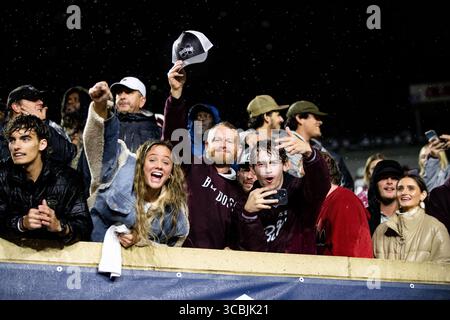 24. November 2022, Oxford, Mississippi, USA: Mississippi State Fans, die nach dem 24:22-Sieg gegen die Rebellen im 109. Jährlichen Egg Bowl-Apell zurückblieben, als die Bulldogs das Feld im Vaught Hemingway Stadium in Oxford, Mississippi verlassen. (Kreditbild: © Hunter D. Cone/ZUMA Press Wire) Stockfoto