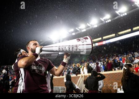 24. November 2022, Oxford, Mississippi, USA: Mississippi State Co-ed Cheer Squad begeistert die Menge während des 109. Jährlichen Egg Bowl im Vaught Hemingway Stadium in Oxford, Mississippi. (Kreditbild: © Hunter D. Cone/ZUMA Press Wire) Stockfoto