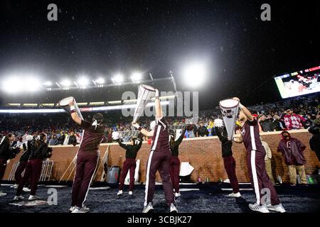 24. November 2022, Oxford, Mississippi, USA: Mississippi State Co-ed Cheer Squad begeistert die Menge während des 109. Jährlichen Egg Bowl im Vaught Hemingway Stadium in Oxford, Mississippi. (Kreditbild: © Hunter D. Cone/ZUMA Press Wire) Stockfoto