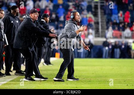 24. November 2022, Oxford, Mississippi, USA: Mississippi State Cornerback Coach muss während des 109. Jährlichen Egg Bowl im Vaught Hemingway Stadium in Oxford, Mississippi, an die Seitenlinie zurückgezogen werden. (Kreditbild: © Hunter D. Cone/ZUMA Press Wire) Stockfoto