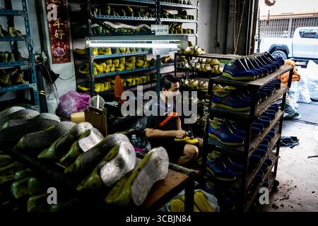 10. Februar 2023 in Bangkok, Bangkok, Thailand: Ein kambodschanischer Arbeiter baut einen Schuh in einem Sweatshop in Ost-Bangkok. (Kreditbild: © Matt Hunt/ZUMA Press Wire) Stockfoto