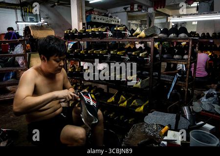 10. Februar 2023 in Bangkok, Bangkok, Thailand: Ein kambodschanischer Arbeiter baut einen Schuh in einem Sweatshop in Ost-Bangkok. (Kreditbild: © Matt Hunt/ZUMA Press Wire) Stockfoto
