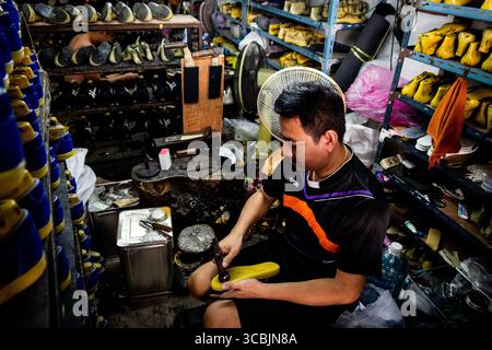 10. Februar 2023 in Bangkok, Bangkok, Thailand: Ein kambodschanischer Arbeiter baut einen Schuh in einem Sweatshop in Ost-Bangkok. (Kreditbild: © Matt Hunt/ZUMA Press Wire) Stockfoto