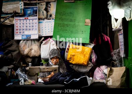 10. Februar 2023 in Bangkok, Bangkok, Thailand: Eine Schneiderin arbeitet an ihrer Nähstation an einem Marktstand im Freien. (Kreditbild: © Matt Hunt/ZUMA Press Wire) Stockfoto