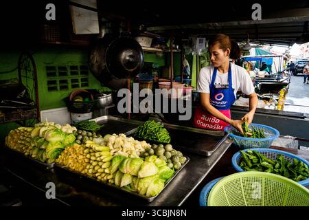 10. Februar 2023 in Bangkok, Bangkok, Thailand: Ein Street Food-Händler wäscht und arrangiert frisches Gemüse. (Kreditbild: © Matt Hunt/ZUMA Press Wire) Stockfoto