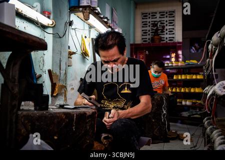 10. Februar 2023 in Bangkok, Bangkok, Thailand: Ein Arbeiter baut einen Schuh in einem Sweatshop in Ost-Bangkok. (Kreditbild: © Matt Hunt/ZUMA Press Wire) Stockfoto