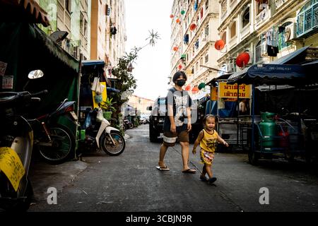 10. Februar 2023, Bangkok, Thailand: Ein Mädchen überspringt die Straße ihres Wohnblocks. (Kreditbild: © Matt Hunt/ZUMA Press Wire) Stockfoto