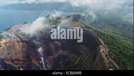 Weißer Rauch und Gas aus einem Vulkankrater auf Flores Island, Indonesien, wobei Ende City im Hintergrund sichtbar ist und von einer hochfliegenden Drohne erfasst wird Stockfoto