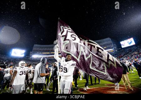 24. November 2022, Oxford, Mississippi, USA: Offensive Linemen KWATRIVOUS JOHNSON hält die Mississippi-Staatsflagge auf dem Ole Miss-Logo hoch, nachdem er die Rebellen im 109. Jährlichen Egg Bowl im Vaught Hemingway Stadium in Oxford, Mississippi, besiegt hatte. (Kreditbild: © Hunter D. Cone/ZUMA Press Wire) Stockfoto