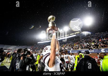 24. November 2022, Oxford, Mississippi, USA: Die Fußballspieler des Mississippi State feiern nach dem 24:22-Sieg gegen die Rebellen im 109. Jährlichen Egg Bowl im Vaught Hemingway Stadium in Oxford, Mississippi. (Kreditbild: © Hunter D. Cone/ZUMA Press Wire) Stockfoto