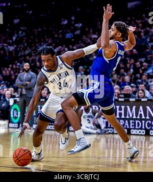 Februar 2023, Philadelphia, PA, USA: 11. Februar 2023: Brandon Slater (34) zwingt sich während des menÃs College Basketball Matchups zwischen den Seton Hall Pirates und den Villanova Wildcats im Wells Fargo Center in Philadelphia, Pennsylvania, an Seton Hall Pirates vorbei. Scott Serio/Cal Sport Media (Foto: © Scott Serio/CSM via ZUMA Press Wire) Stockfoto