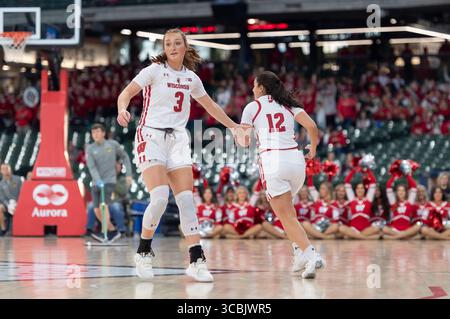 11. November 2022: Brooke Schramek #3 der Wisconsin Badgers schützen Avery LaBarbera #12, nachdem sie während des NCAA-Basketballspiels zwischen den Kansas State Wildcats und den Wisconsin Badgers auf dem American Family Field in Milwaukee, WI, einen 3-Punkte-Korb gemacht hatte. Kansas State besiegte Wisconsin 77–63.Kirsten Schmitt/CSM. (Bild: © Kirsten Schmitt/CSM via ZUMA Press Wire) Stockfoto