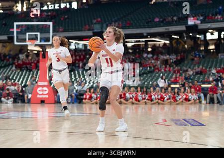 11. November 2022: Matyson Wilke #11 der Wisconsin Badgers Wächter schießt während des NCAA-Basketballspiels zwischen den Kansas State Wildcats und den Wisconsin Badgers auf dem American Family Field in Milwaukee, WI, einen drei-Punkte-Korb. Kansas State besiegte Wisconsin 77–63.Kirsten Schmitt/CSM. (Bild: © Kirsten Schmitt/CSM via ZUMA Press Wire) Stockfoto