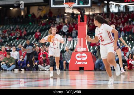 11. November 2022: Matyson Wilke #11 der Wisconsin Badgers Wärter übergibt den Ball an die Wisconsin Badgers Wärterin Avery LaBarbera #12 während des NCAA-Basketballspiels zwischen den Kansas State Wildcats und den Wisconsin Badgers auf dem American Family Field in Milwaukee, WI. Kansas State besiegte Wisconsin 77–63.Kirsten Schmitt/CSM. (Bild: © Kirsten Schmitt/CSM via ZUMA Press Wire) Stockfoto