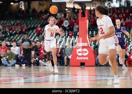 11. November 2022: Matyson Wilke #11 der Wisconsin Badgers Wärter übergibt den Ball an die Wisconsin Badgers Wärterin Avery LaBarbera #12 während des NCAA-Basketballspiels zwischen den Kansas State Wildcats und den Wisconsin Badgers auf dem American Family Field in Milwaukee, WI. Kansas State besiegte Wisconsin 77–63.Kirsten Schmitt/CSM. (Bild: © Kirsten Schmitt/CSM via ZUMA Press Wire) Stockfoto