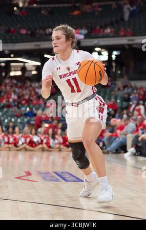 11. November 2022: Matyson Wilke #11, der Wächter der Wisconsin Badgers, dribbelt den Ball während des NCAA-Basketballspiels zwischen den Kansas State Wildcats und den Wisconsin Badgers auf dem American Family Field in Milwaukee, WI. Kansas State besiegte Wisconsin 77–63.Kirsten Schmitt/CSM. (Bild: © Kirsten Schmitt/CSM via ZUMA Press Wire) Stockfoto