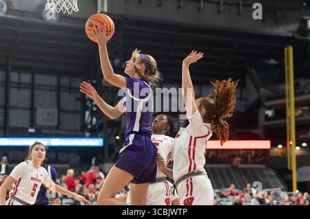 11. November 2022: Die Kansas State Wildcats schützen Serena Sundell #4 Shoots über Wisconsin Badgers Stürmer Serah Williams #25 und Wisconsin Badgers schützen Brooke Schramek #3 während des NCAA-Basketballspiels zwischen den Kansas State Wildcats und den Wisconsin Badgers auf dem American Family Field in Milwaukee, WI. Kansas State besiegte Wisconsin 77–63.Kirsten Schmitt/CSM. (Bild: © Kirsten Schmitt/CSM via ZUMA Press Wire) Stockfoto