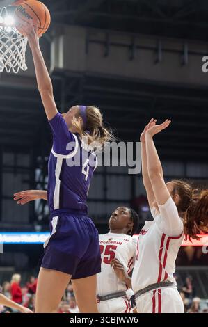 11. November 2022: Die Kansas State Wildcats schützen Serena Sundell #4 Shoots über Wisconsin Badgers Stürmer Serah Williams #25 und Wisconsin Badgers schützen Brooke Schramek #3 während des NCAA-Basketballspiels zwischen den Kansas State Wildcats und den Wisconsin Badgers auf dem American Family Field in Milwaukee, WI. Kansas State besiegte Wisconsin 77–63.Kirsten Schmitt/CSM. (Bild: © Kirsten Schmitt/CSM via ZUMA Press Wire) Stockfoto