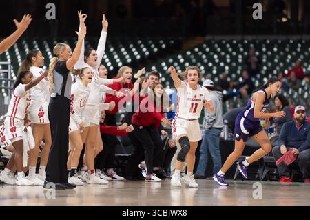 11. November 2022: Matyson Wilke #11 der Wisconsin Badgers Wärter versenkt einen drei-Punkte-Korb und ihre Teamkollegen feiern während des NCAA-Basketballspiels zwischen den Kansas State Wildcats und den Wisconsin Badgers auf dem American Family Field in Milwaukee, WI. Kansas State besiegte Wisconsin 77–63.Kirsten Schmitt/CSM. (Bild: © Kirsten Schmitt/CSM via ZUMA Press Wire) Stockfoto