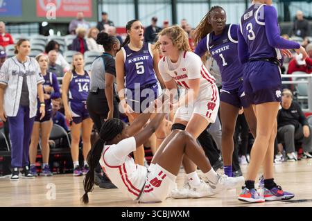 11. November 2022: Matyson Wilke #11 der Wisconsin Badgers hilft den Wisconsin Badgers beim NCAA-Basketballspiel zwischen den Kansas State Wildcats und den Wisconsin Badgers auf dem American Family Field in Milwaukee, WI. Kansas State besiegte Wisconsin 77–63.Kirsten Schmitt/CSM. (Bild: © Kirsten Schmitt/CSM via ZUMA Press Wire) Stockfoto