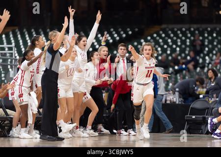 11. November 2022: Matyson Wilke #11 der Wisconsin Badgers Wärter versenkt einen drei-Punkte-Korb und ihre Teamkollegen feiern während des NCAA-Basketballspiels zwischen den Kansas State Wildcats und den Wisconsin Badgers auf dem American Family Field in Milwaukee, WI. Kansas State besiegte Wisconsin 77–63.Kirsten Schmitt/CSM. (Bild: © Kirsten Schmitt/CSM via ZUMA Press Wire) Stockfoto