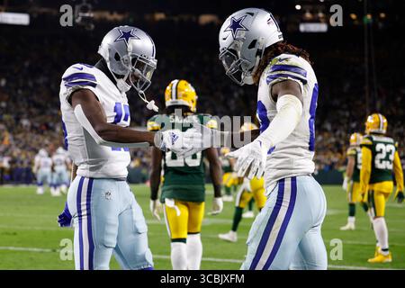 13. November 2022: Dallas Cowboys Wide Receiver Michael Gallup (13) feiert mit dem Wide Receiver CeeDee Lamb (88) nach seinem 35 Yards Touchdown-Fang während des NFL-Fußballspiels zwischen den Dallas Cowboys und den Green Bay Packers in Green Bay, Wisconsin. Darren Lee/CSM (Bild: © Darren Lee/CSM via ZUMA Press Wire) Stockfoto