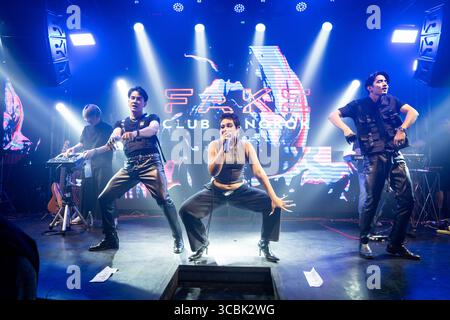 12. Februar 2023, Bangkok, Thailand: SILVY tritt am 11. Februar 2023 live bei der 18-jährigen Jubiläumsfeier des FAKE CLUB auf, einem LGBTQ Nachtclub in Bangkok, Thailand. (Kreditbild: © Matt Hunt/ZUMA Press Wire) Stockfoto