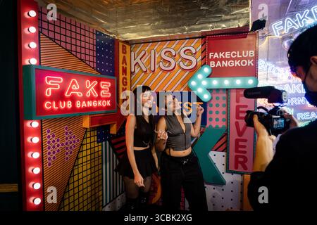 12. Februar 2023, Bangkok, Thailand: SILVY und Mintita ''Mint'' Wattanakul posieren gemeinsam für ein Foto bei der 18-jährigen Jubiläumsfeier des FAKE CLUB, einem LGBTQ Nachtclub in Bangkok, Thailand, am 11. Februar 2023. (Kreditbild: © Matt Hunt/ZUMA Press Wire) Stockfoto