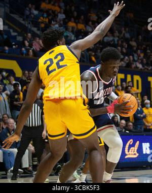 9. Februar 2023 Berkeley, CA USA Arizona Center Oumar Ballo (11) kämpft um die Position in der Farbe während des NCAA Men's Basketball Spiels zwischen Arizona Wildcats und den California Golden Bears. Arizona schlug Kalifornien 85-62 im Haas Pavilion Berkeley Kalifornien Thurman James/CSM (Foto: © Thurman James/CSM via ZUMA Press Wire) Stockfoto