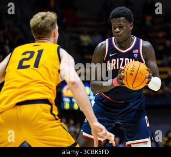 9. Februar 2023 Berkeley, CA USA Arizona Center Oumar Ballo (11) kämpft um die Position in der Farbe während des NCAA Men's Basketball Spiels zwischen Arizona Wildcats und den California Golden Bears. Arizona schlug Kalifornien 85-62 im Haas Pavilion Berkeley Kalifornien Thurman James/CSM (Foto: © Thurman James/CSM via ZUMA Press Wire) Stockfoto